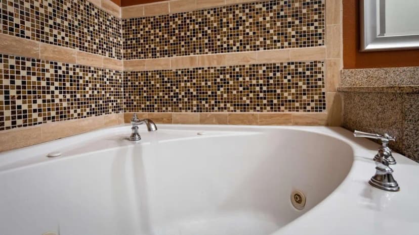 Hotels with jacuzzi in room in Lee S Summit