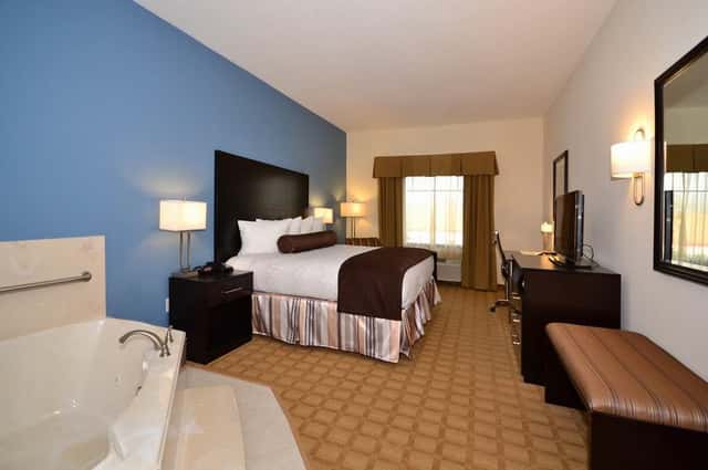 Jetted bathtub at Best Western Plus Lytle Inn & Suites
