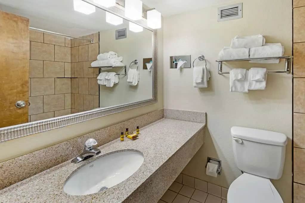Best Western Plus Madison Huntsville Hotel — bathroom