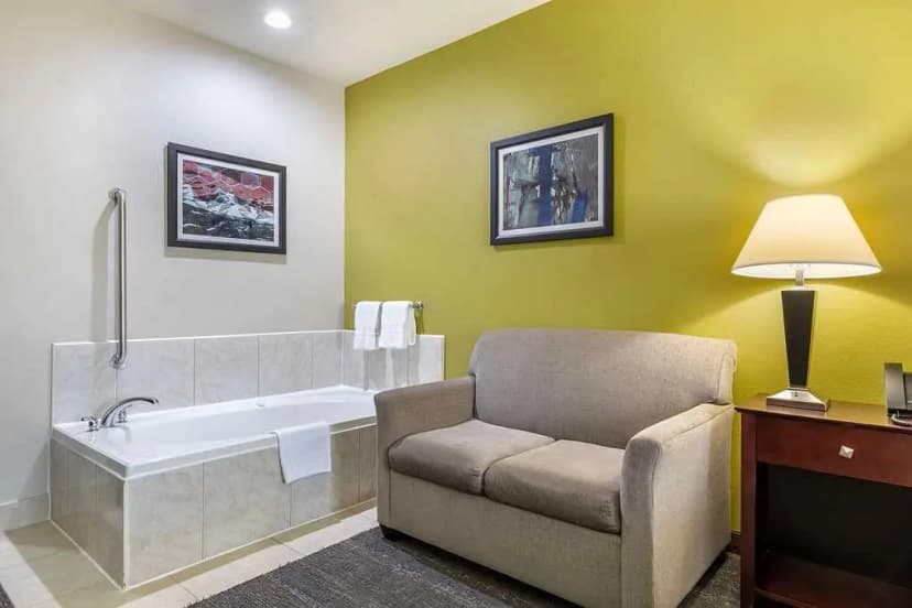 Hotels with jacuzzi in room in Mansfield