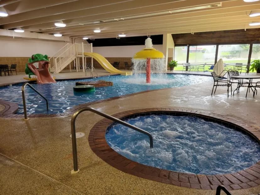 Hotels with jacuzzi in room in Omaha