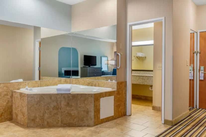 In-room hot tub at Best Western Plus New England Inn & Suites in Berlin, CT