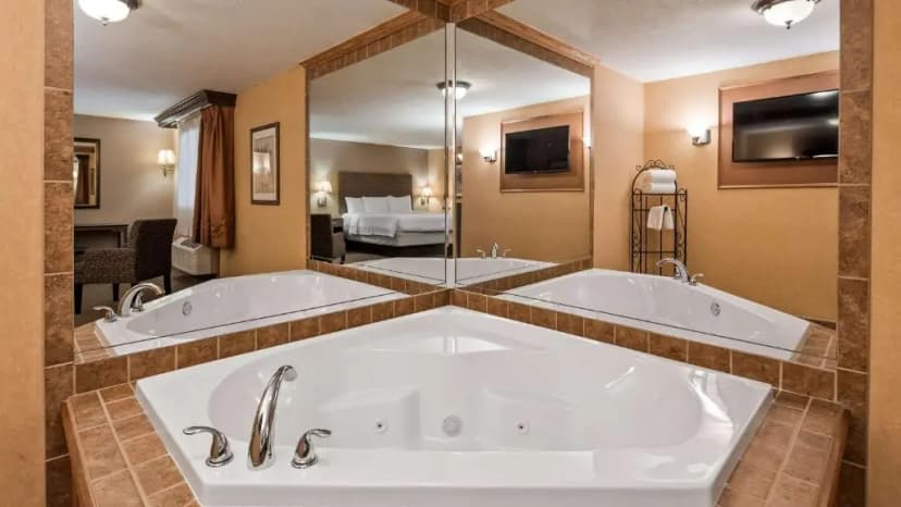 Hotels with jacuzzi in room in North Canton