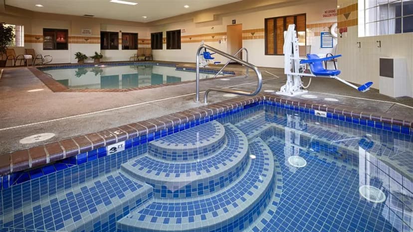 Hotels with jacuzzi in room in King City