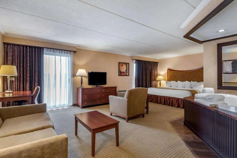 Hotels with jacuzzi in room in Oswego