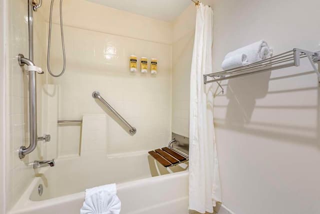 Deep soaking bathtub