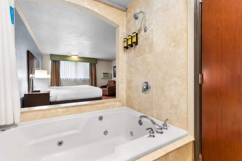 Hotels with jacuzzi in room in Wilsonville