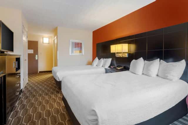 Best Western Plus Poconos Hotel — guest room