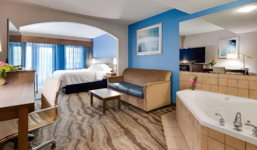 In-room hot tub at Best Western Plus River Escape Inn & Suites in Dillsboro, NC