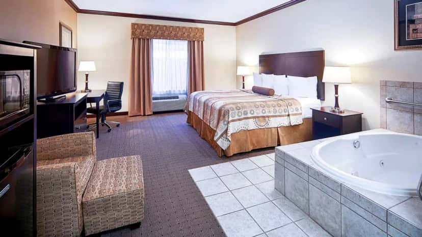 In-room hot tub at Best Western Plus Royal Mountain Inn & Suites in Athens, TX