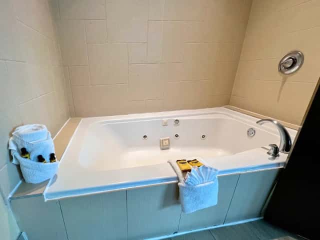 Jetted bathtub at Best Western Plus Seawall Inn & Suites By The Beach