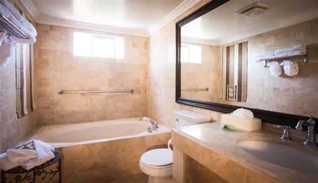 Jetted bathtub