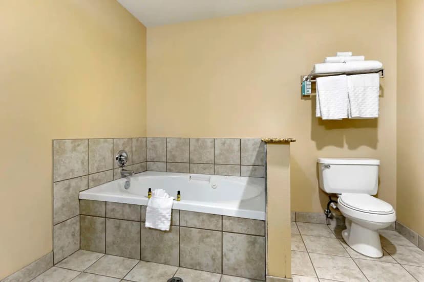 Hotels with jacuzzi in room in Prosser