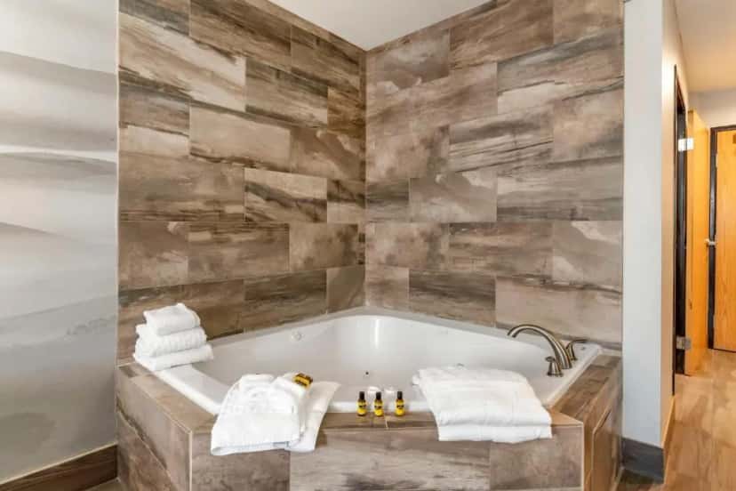 In-room hot tub at Best Western Plus Vineyard Inn in Livermore, CA