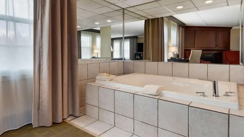 Hotels with jacuzzi in room in White Bear Lake