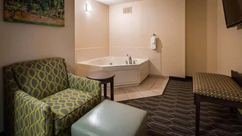 In-room hot tub at Best Western Plus Yadkin Valley Inn & Suites in Jonesville, MI