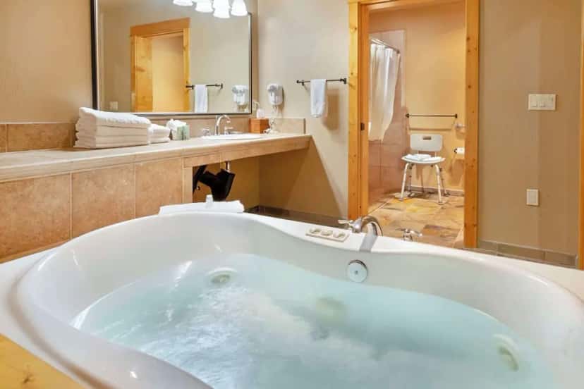 In-room hot tub at Best Western Ponderosa Lodge in Sisters, OR