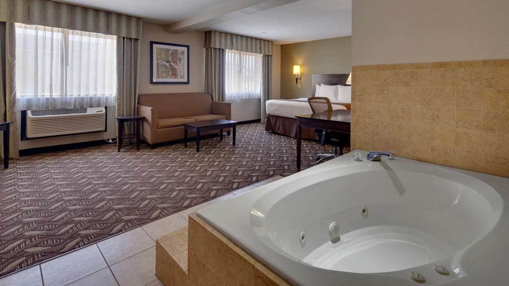 Private in-room jacuzzi at Best Western Pontiac Inn