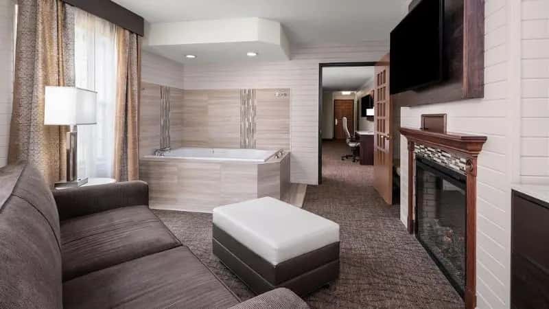In-room hot tub at Best Western Premier Bridgewood Resort Hotel in Neenah, WI