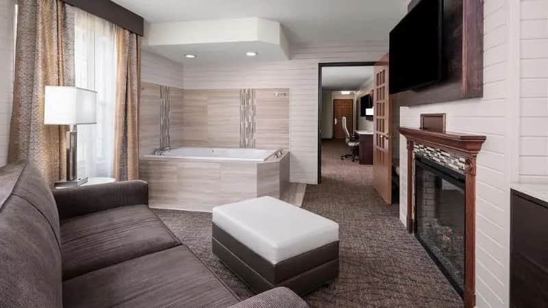 Best Western Premier Bridgewood Resort Hotel hotel photo 1 in Neenah, Wisconsin