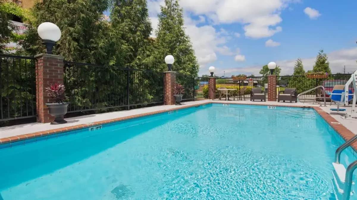 a swimming pool at a hotel with at Best Western River City Hotel in Decatur