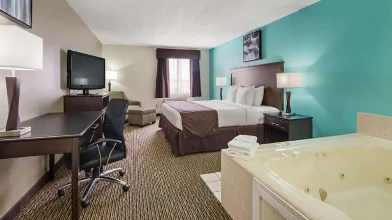 In-room hot tub at Best Western River City Hotel in Decatur, AL