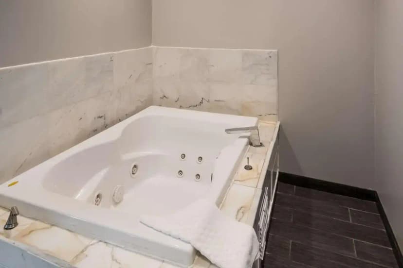 Hotels with jacuzzi in room in Danville