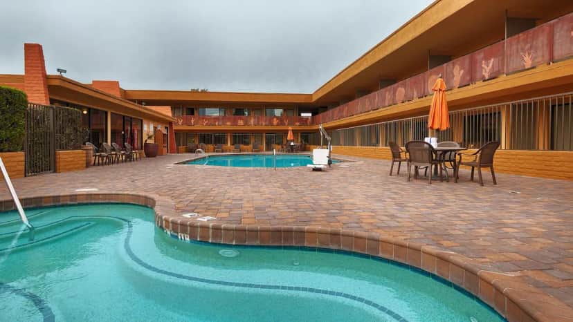 Shared outdoor hot tub at Best Western Royal Sun Inn & Suites