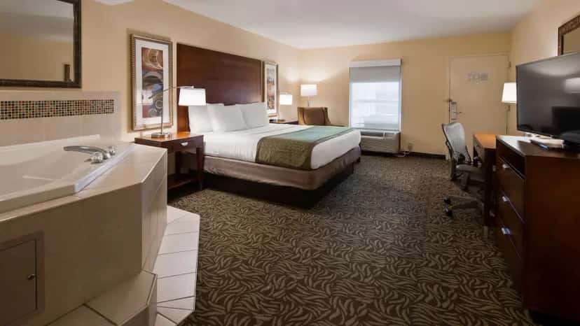 In-room hot tub at Best Western Seaway Inn in Gulfport, MS