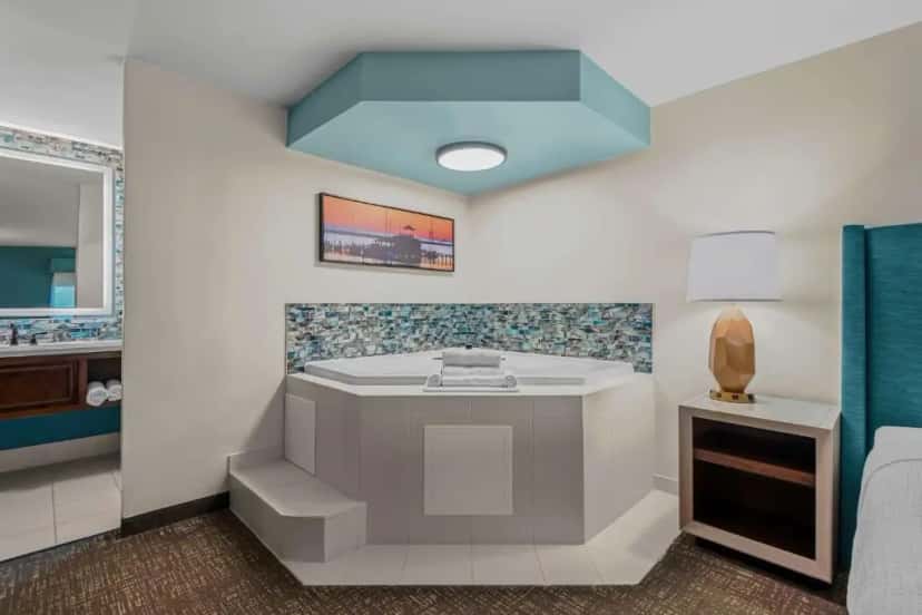 In-room hot tub at Best Western Seaway Inn in Gulfport, MS