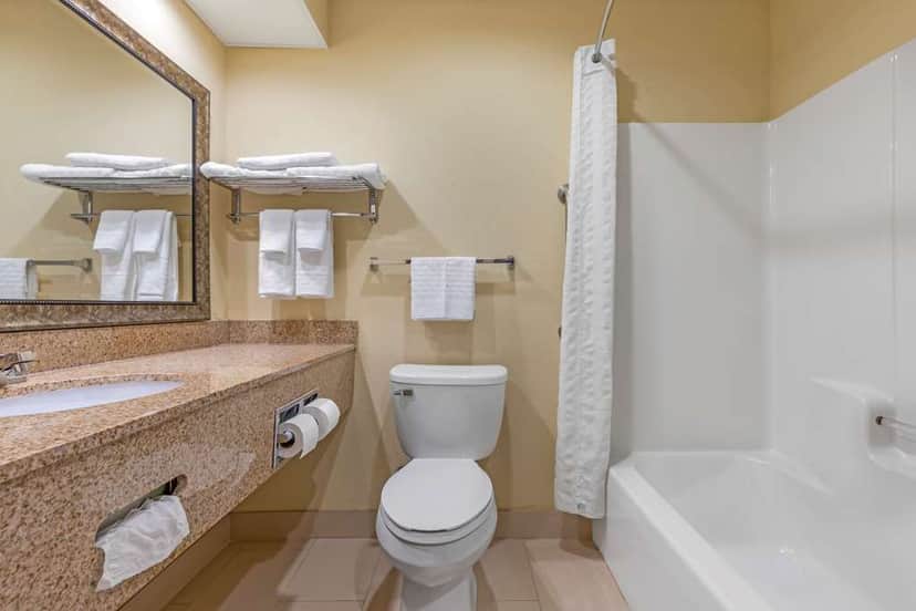 Deep soaking bathtub at Best Western Seneca-Clemson