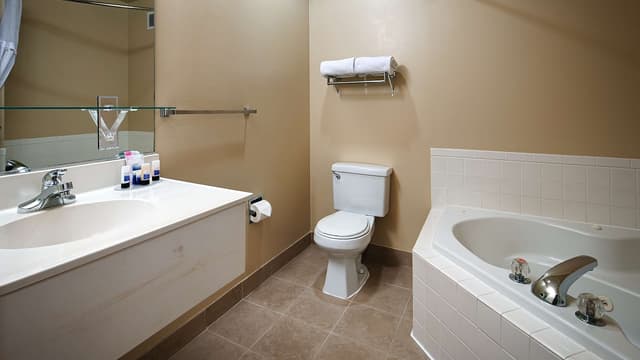 Deep soaking bathtub