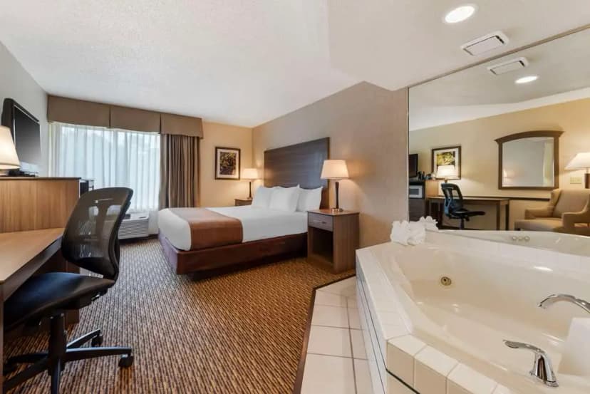 Hotels with jacuzzi in room in Spooner