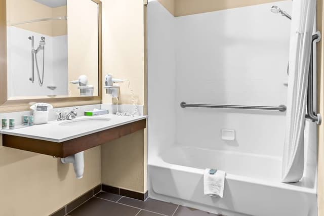 Deep soaking bathtub
