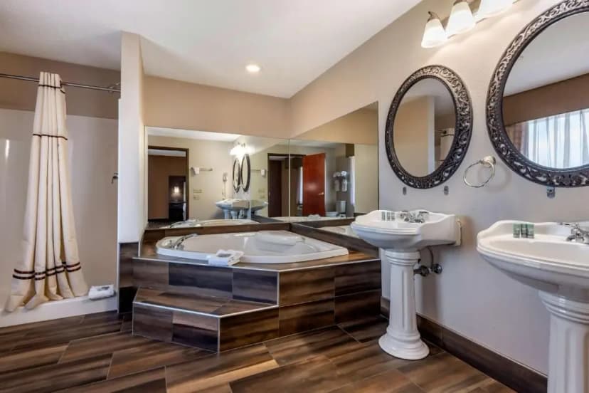 Hotels with jacuzzi in room in Syracuse