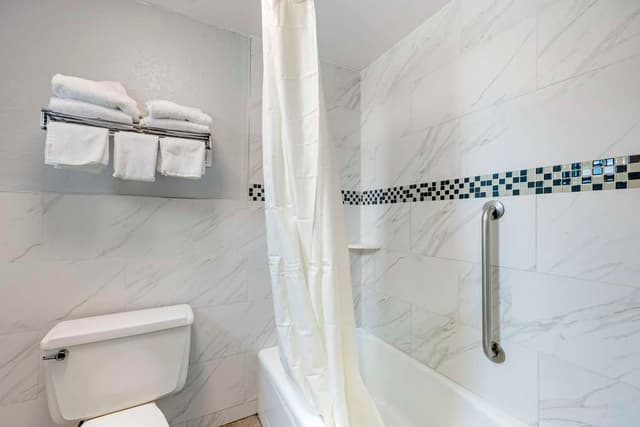 Deep soaking bathtub
