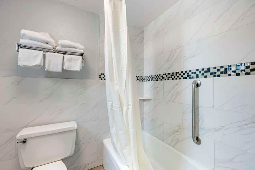 Deep soaking bathtub at Best Western Thunderbird Motel