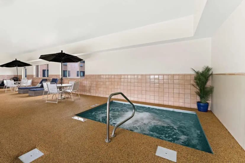 Hotels with jacuzzi in room in Vermillion