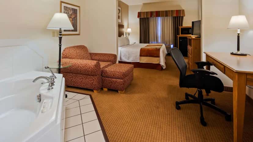 In-room jacuzzi tub at Best Western Wapakoneta Inn in Wapakoneta, OH