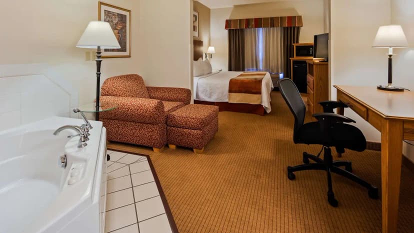 Hotels with jacuzzi in room in Wapakoneta