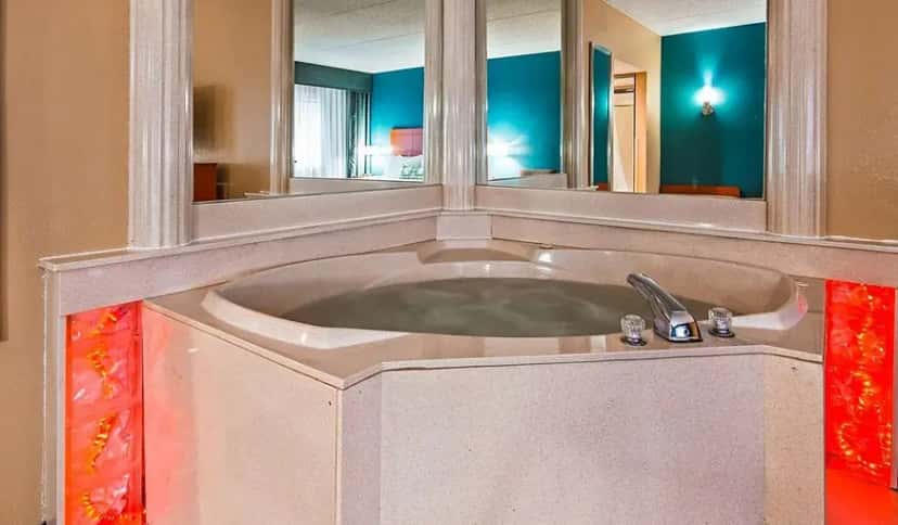 In-room hot tub at Best Western Warren Hotel in Warren, MI