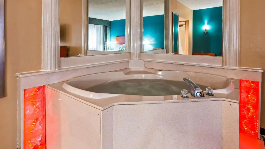 Private in-room jacuzzi in the King Room with Spa Bath - Non-Smoking at Best Western Warren Hotel