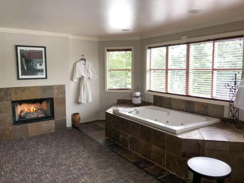 In-room hot tub at Best Western Wesley Inn & Suites in Gig Harbor, WA