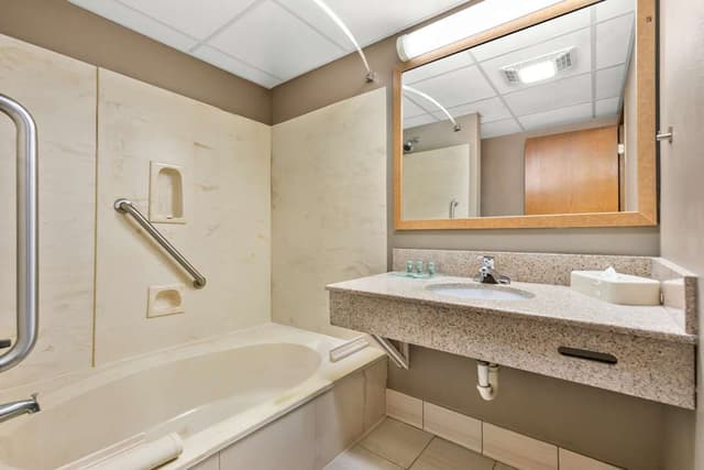 Deep soaking bathtub