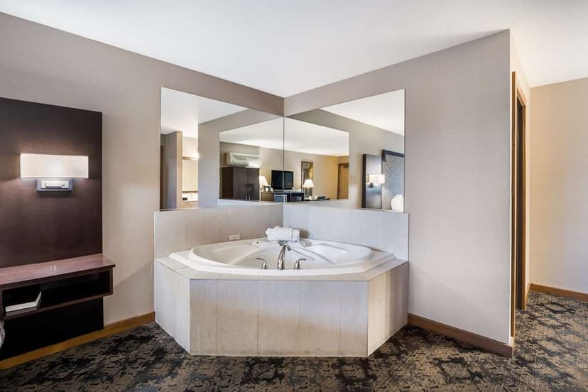 Hotels with jacuzzi in room in Ashland