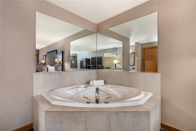 Jetted bathtub