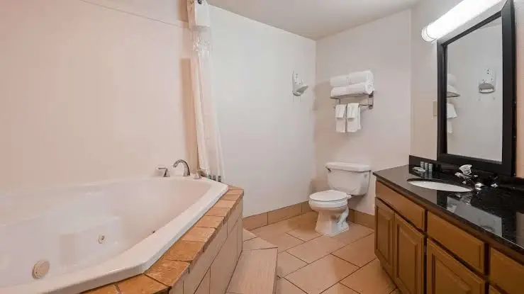 In-room hot tub at Best Western Windsor Suites in Fayetteville, AR