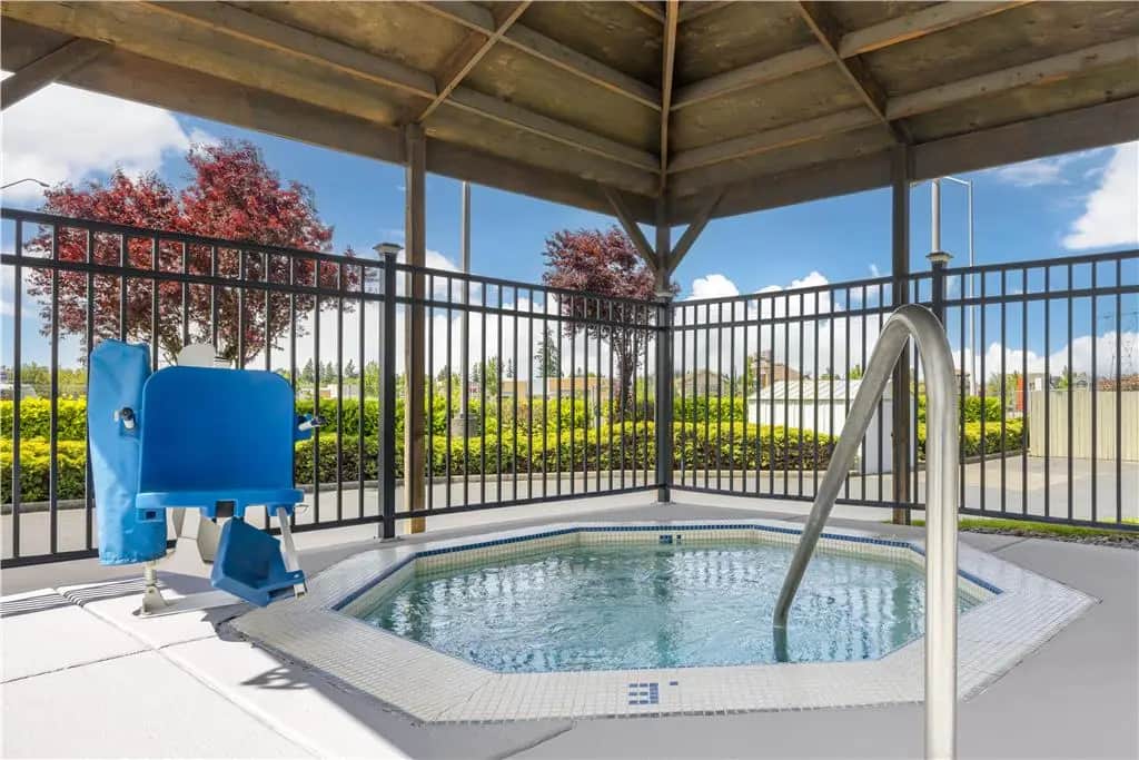 Shared outdoor hot tub at Best Western Woodburn
