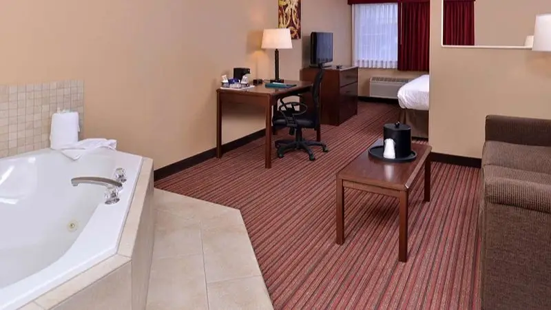 Hotels with jacuzzi in room in Woodland