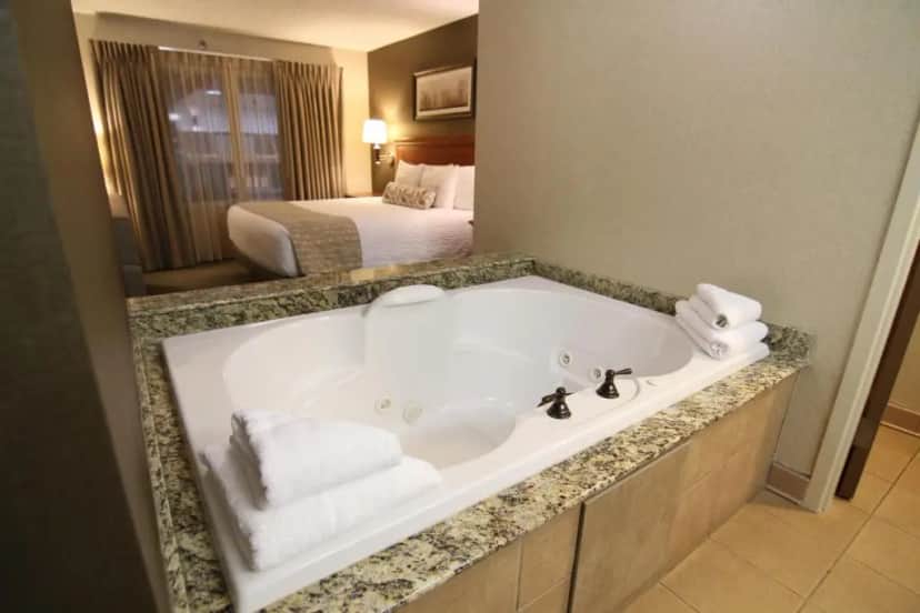 Private in-room jacuzzi in the King Suite with Spa Bath at Billings C’mon Inn Hotel